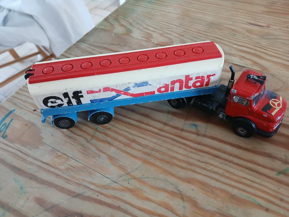 SOLIDO CAMION MERCEDES SEMI REMORQUE CITERNE PUB ELF ANTAR 1/60 - Photo 3/4