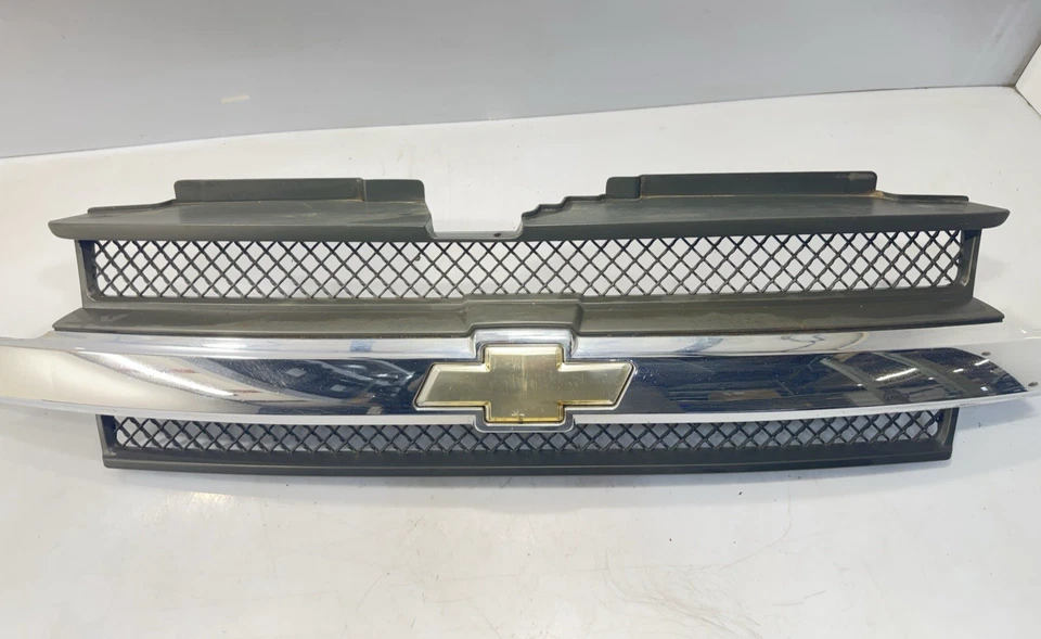 PANEL DE PARRILLA DELANTERA CHEVY TRAILBLAZER 2002-2009 10358107 ORIGINAL FABRICANTE ORIGINAL USADO PIEZA GM Foto 3 de 4