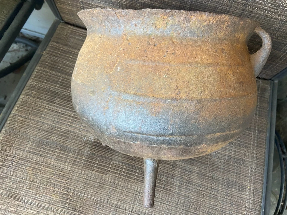 Antique 1800's Cast Iron 2 Gallon Cauldron 3 Footed Marked K - Image 2 of 4