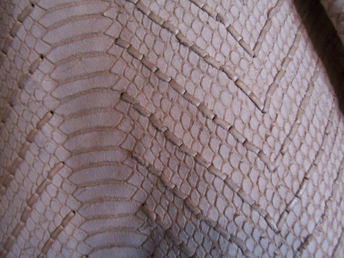TAN COUTURE LEDER 2 LG FELLE SKALA GESTEMPELT WILDLEDER GEWEBT MIT STREIFEN IN CHEVRON - Bild 10 von 11
