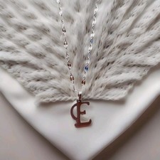 COLLAR CON LETRA INICIAL "E" DE ACERO INOXIDABLE CON CADENA DE BESO