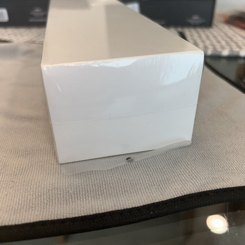 Apple Watch Series 5 40 mm Boîtier Gris avec Bracelet Silicone Noir (MWV82LL/A) - Photo 4 sur 5