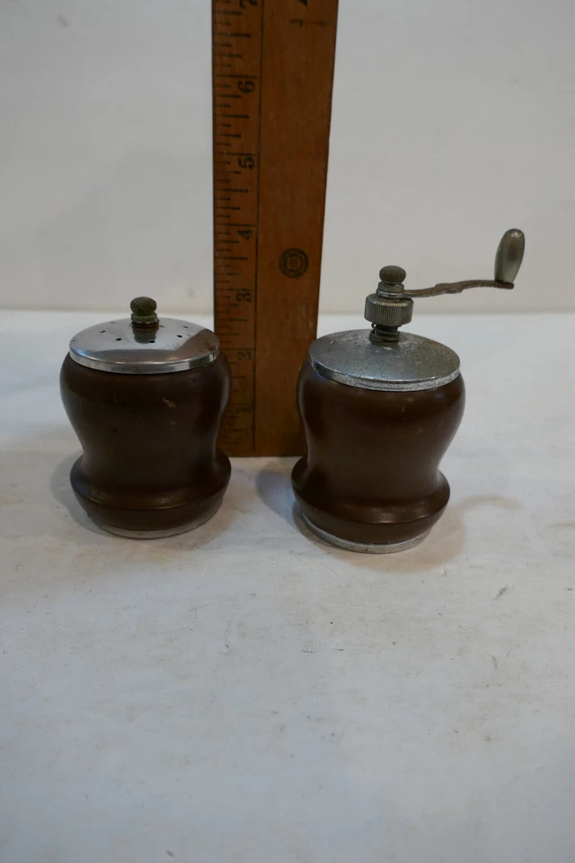 Vintage Small Wooden Pepper Mill Grinder & Salt Shaker Set - Image 4 of 4