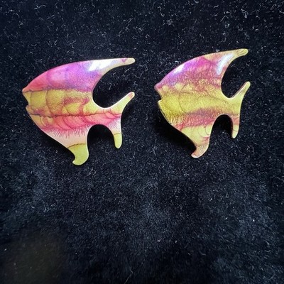 Yellow and pink fish earrings Pierced enamel summervibe beachcore water Theme
