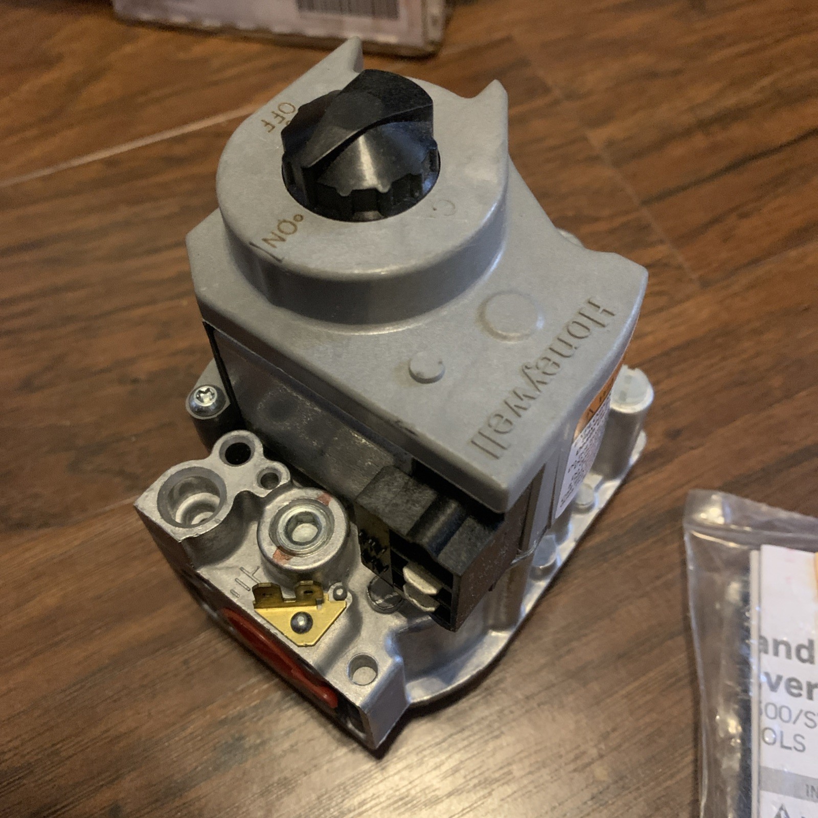 HONEYWELL VR8205A2024 - 24V Dual Valve - Direct/ Hot Surface Ignition - Nat Gas