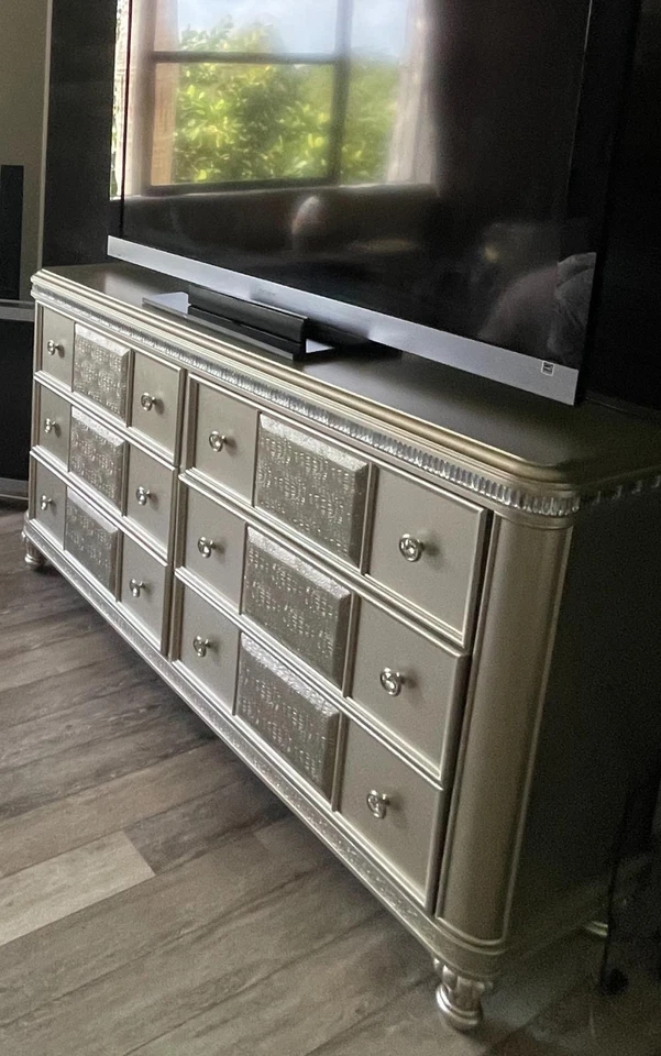 KING BED SET OF 3. PRICE IS NEGOTIABLE - Image 2 of 4