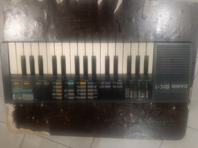 Casio SK-1 32-Key Sampling Electronic Keyboard Battery Powered Speaker