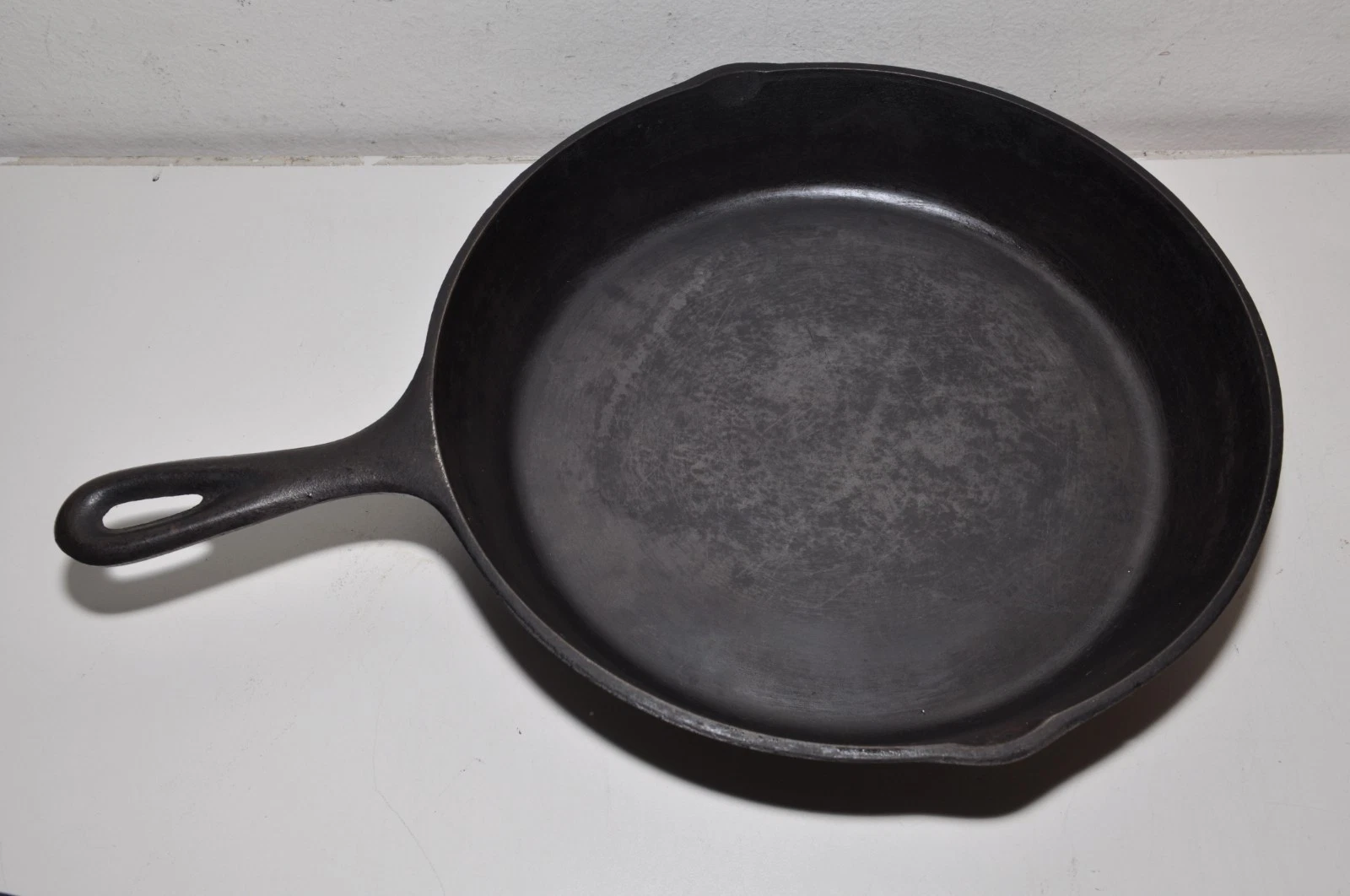 Vintage No Logo Lodge #8 Cast Iron Skillet 3 Notch Heat Ring Frying Pan 10.5"