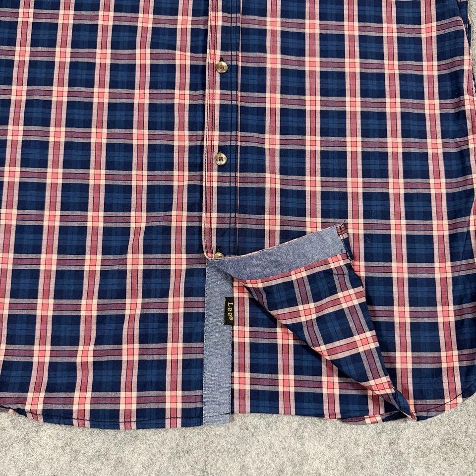 LEE Casual Short Sleeve Button-Up Shirt Fits Men's Size Medium Red Blue Plaids - Image 4 of 4