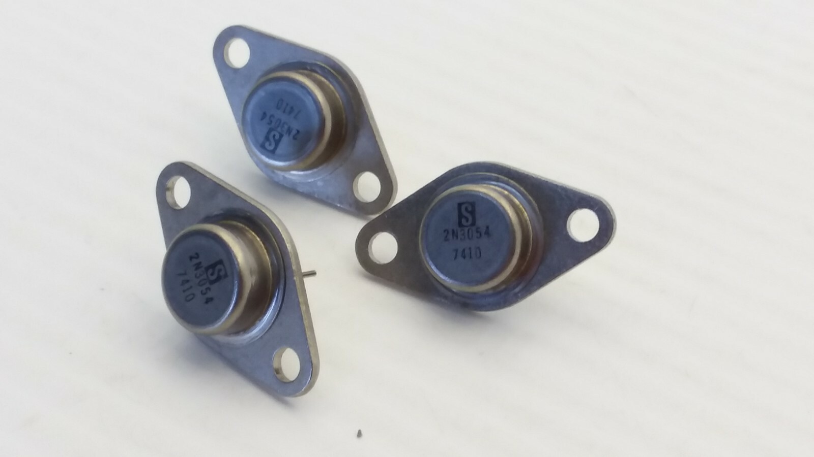 SOLITRON 2N3054 TRANSISTOR LOT OF 3 NNB EBay solitron-2n3054-transistor-lot-of-3-nnb-ebay