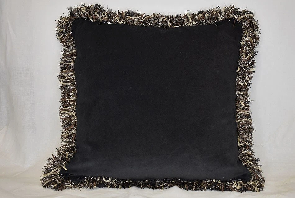 Almohada decorativa con flecos de chenilla bordada moderna negra y dorada Foto 4 de 4