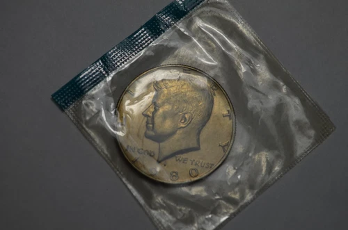 1980 P UNCIRCULATED MINT CELLO SEALED KENNEDY DOLLAR NICE OLD COIN