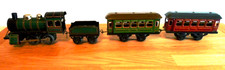 ALTE SPIELZEUG-BLECH-EISENBAHN.DISTLER ? LOK-TENDER-2 PERSONENWAGEN.50ER JAHRE !