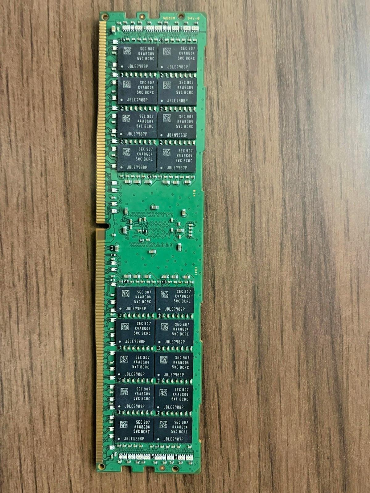 как выглядит Samsung 32GB DDR4 2400MHz ECC Registered RDIMM Server RAM PC4-2400T 2Rx4 M393A4K фото