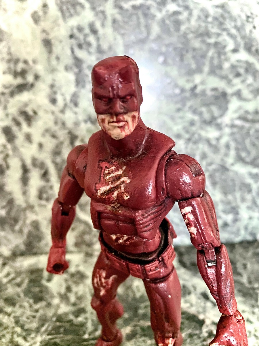 CUSTOM MARVEL LEGENDS DAREDEVIL BATTLE DAMAGED BLOODY FIGURE CUSTOM MARVEL LEGENDS DAREDEVIL BATTLE DAMAGED BLOODY FIGURE