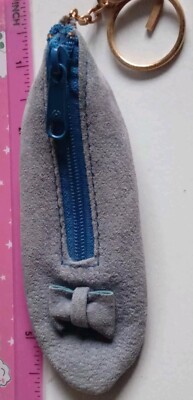 Vintage alter Schlüsselanhänger Lederoptik grau Reißverschlusstasche Slipper Schuh Schuhe Handtasche 