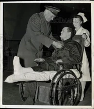 1943 Press Photo Col. Ralph DeVoe presents Purple Heart to Daniel Relihan in NY