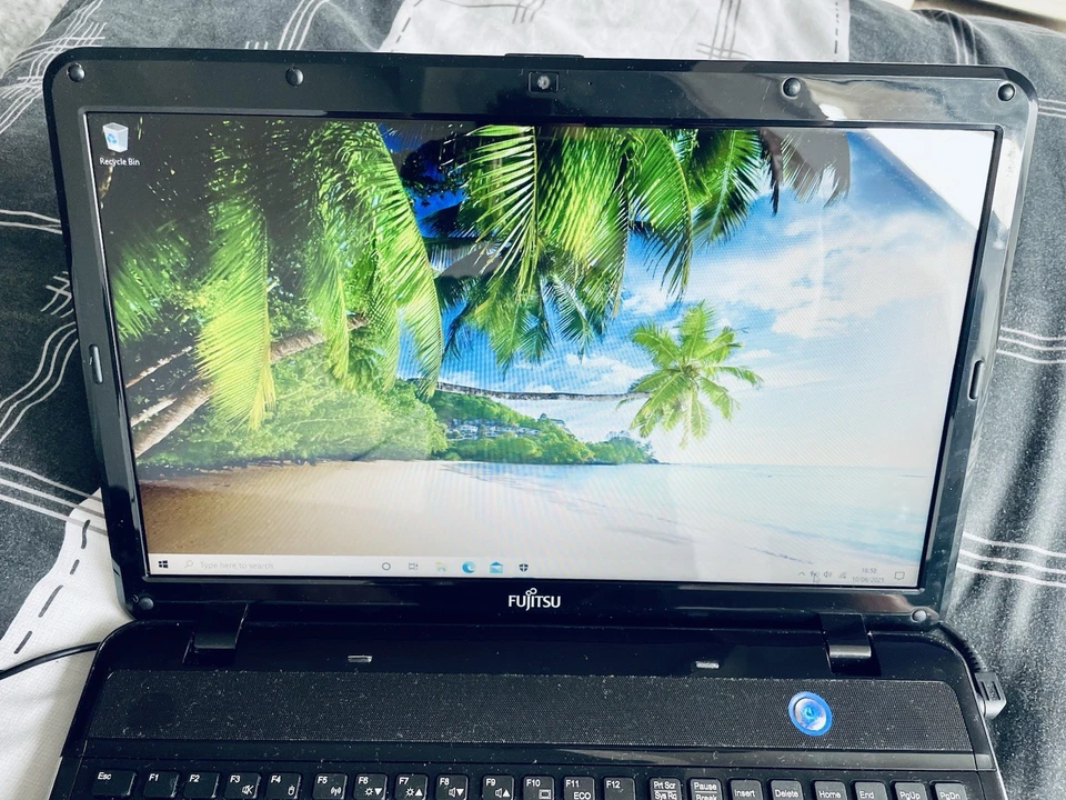 Fujitsu Laptop, Windows 10, Dual Core, 4GB RAM, 250GB Hard Drive, Charger - Image 3 of 4