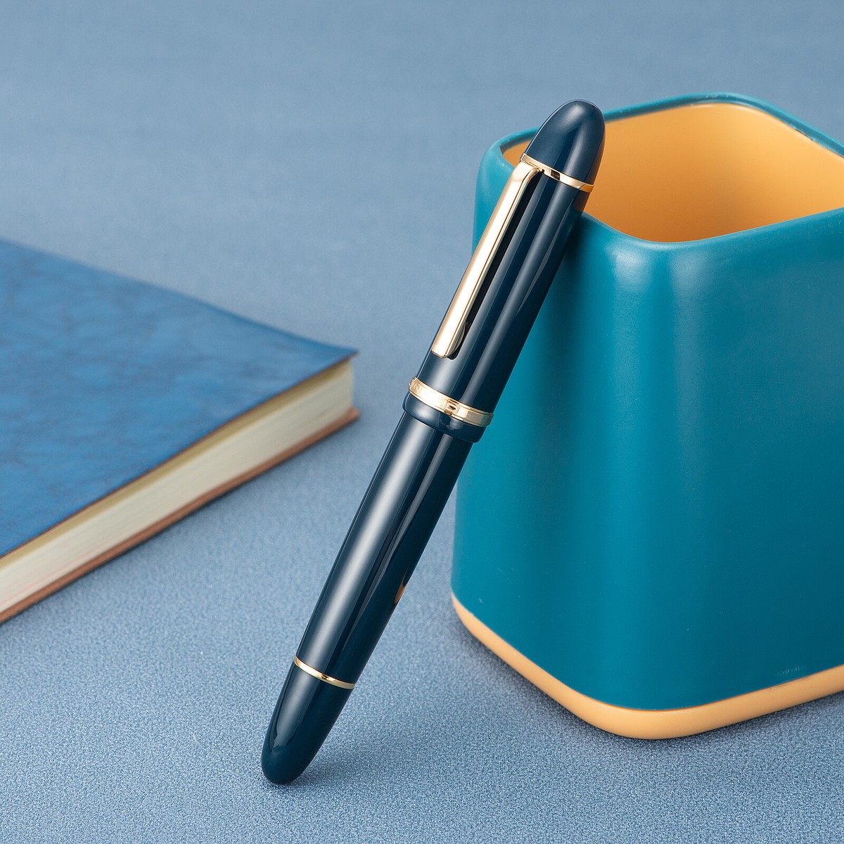 BIC 4 kleuren berichtendoos - intrekbare balpennen middelgrote penpunt