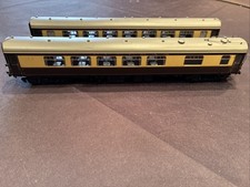 Hornby 00 Gauge Pullman Coaches With Cabin Lights Brown And Cream