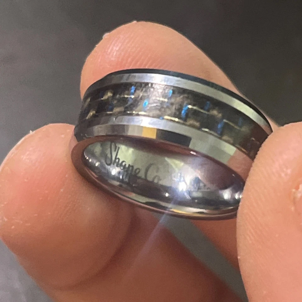 Alianza de boda tejida de titanio y fibra de carbono azul Shane Co. | Tamaño 7,5 / 55,7 mm Foto 2 de 4