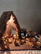 Vtg Fontanini Nativity Set Italy,  Manger has a music box, plays Silent Night