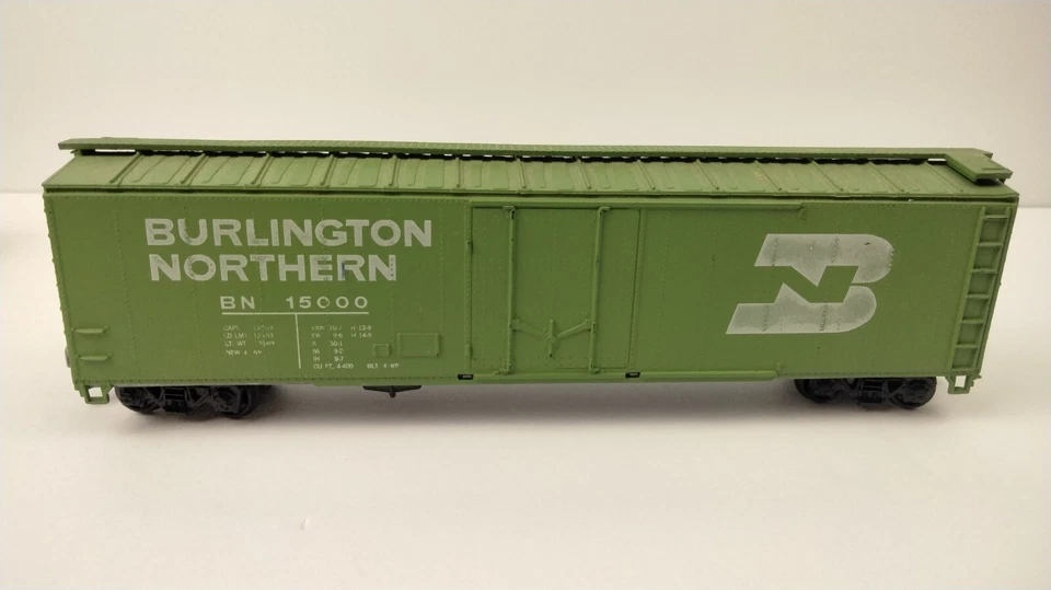 HO Roundhouse 3630 50' Plug Door Box Car Burlington Northern BN 15000  - Image 2 of 4