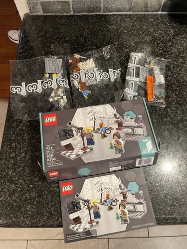 LEGO IDEAS Research Institute 21110 COMPLETE w/MINIFIGS & Manual - Retired