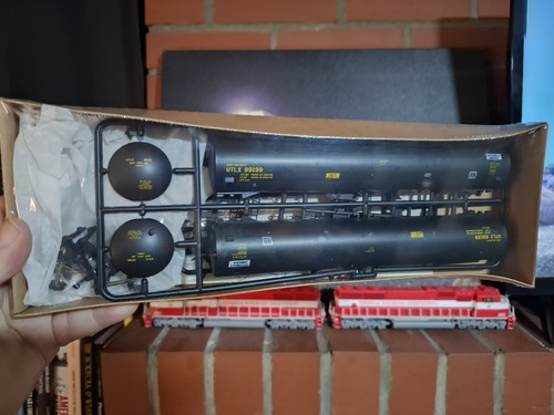 Kit de coche cisterna Walthers 65' UTLX - UTLX #89199 - MPN 932-5257 | Condition: New