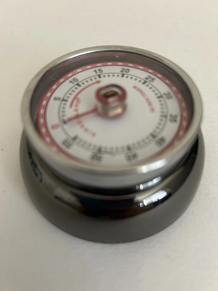 Kikkerland Retro 55 Minute Mechanical Timer Magnetic White/Red/Grey - Image 3 of 4