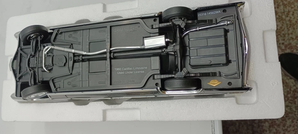 GREENLIGHT PC18002 CADILLAC LIMOUSINE HEARSE 1966 - Immagine 2 di 4