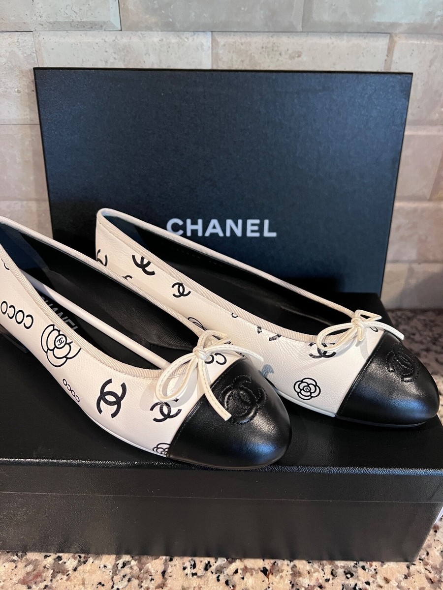 CHANEL フラットシューズ　箱、袋付き CHANEL フラットシューズ 箱、袋付き NEW Chanel White Sneakers