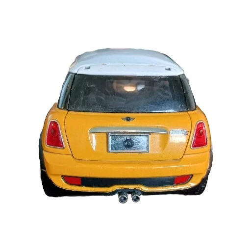 JADA DUB CITY 2007 MINI COOPER S escala 1:24 amarillo y blanco 2 tonos sin caja. Foto 4 de 4