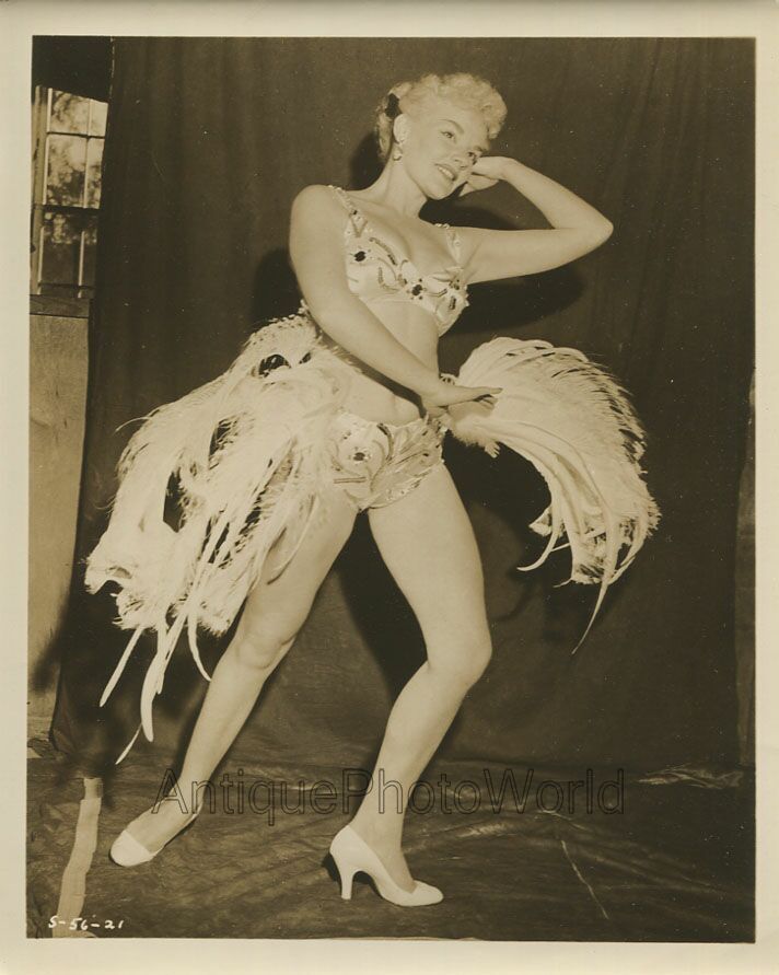 Mujer Artista De Circo En Disfraz De Plumas Bailarina Foto Vintage Pin Up