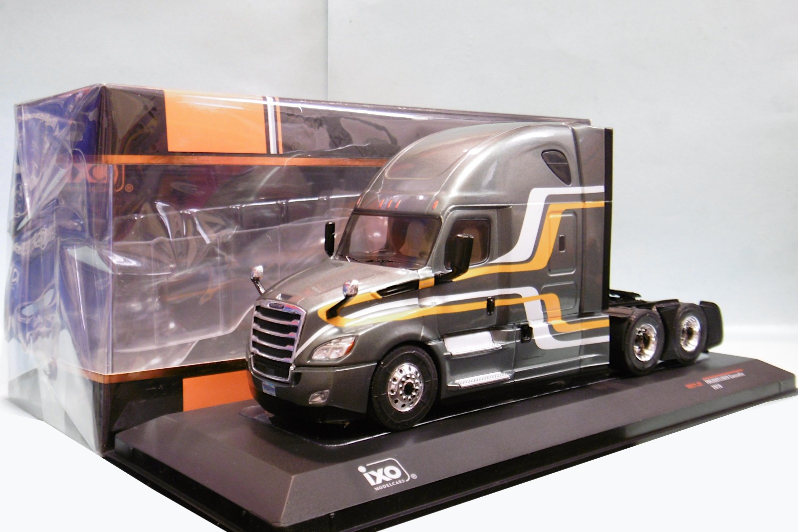 Camion FREIGHTLINER CASCADIA 2018 miniature Ixo TR211 gris 1/43 neuf
