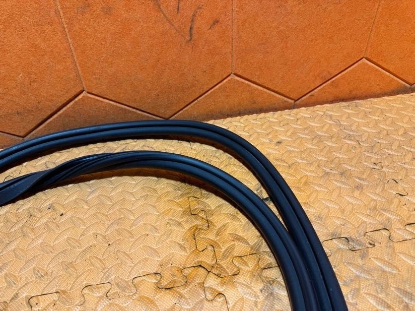 09-17 AUDI Q5 8R FRONT LEFT DRIVER DOOR ON BODY WEATHERSTRIP SEAL RUBBER OEM - Image 2 of 4