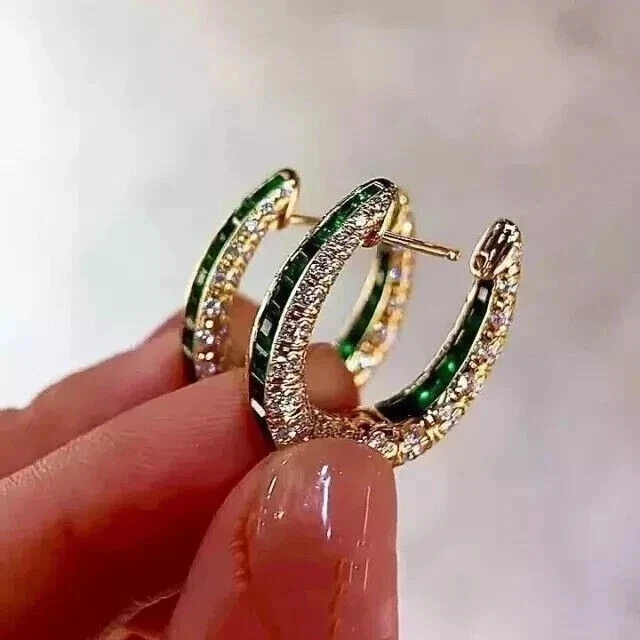 Pendientes de aro de esmeralda verde simulada de corte princesa de 2 quilates enchapados en oro amarillo de 14 k Foto 2 de 4