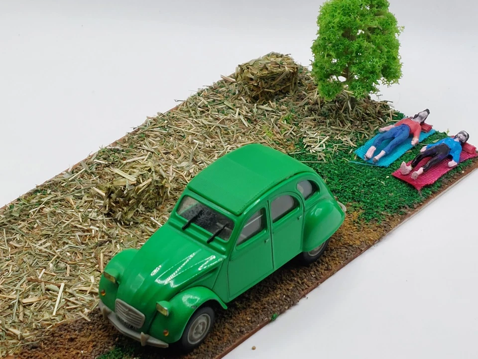 Ein Sonntag auf dem Land.  Die Citroen 2 Cv 6 Diorama. 20 x10Cms.  1/43 - Bild 4 von 4