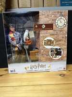 Harry Potter Figure Platform 9 3/4 Play set With Accessories - Light Box Damage