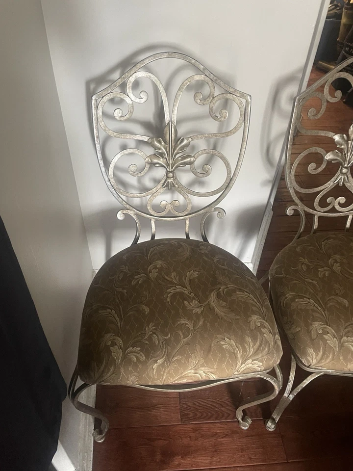 4 elegantes sillas ornamentadas de metal con cojines de patrón floral Foto 2 de 3