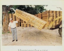 1990 Press Photo Joseph Pouyer, Uni-Mat International president shows mats.