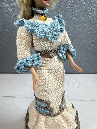 Abito vintage fatto a mano all'uncinetto, Barbie? Bambola, bellissimo vestito panna/marrone/blu - Foto 15 di 24
