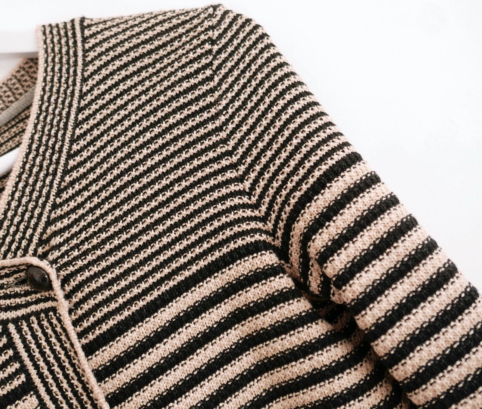 Giacca boxy Chanel Resort 2015 misto carta cotone a righe in maglia con bottoni glitter