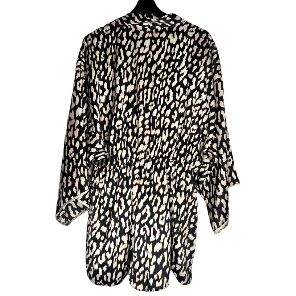 Mameluco corto para mujer Victoria's Secret satinado talla M estampado de leopardo de una pieza Foto 3 de 4