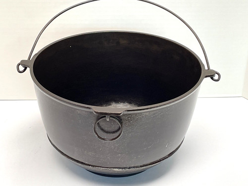 ANTIQUE ERIE CAT IRON KETTLE / CAULDRON / BEAN POT