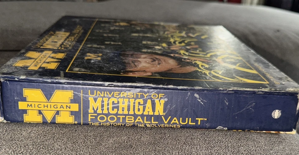 University of Michigan Wolverines NCAA Football Vault capa dura livro fotos/informações - Imagem 2 de 4