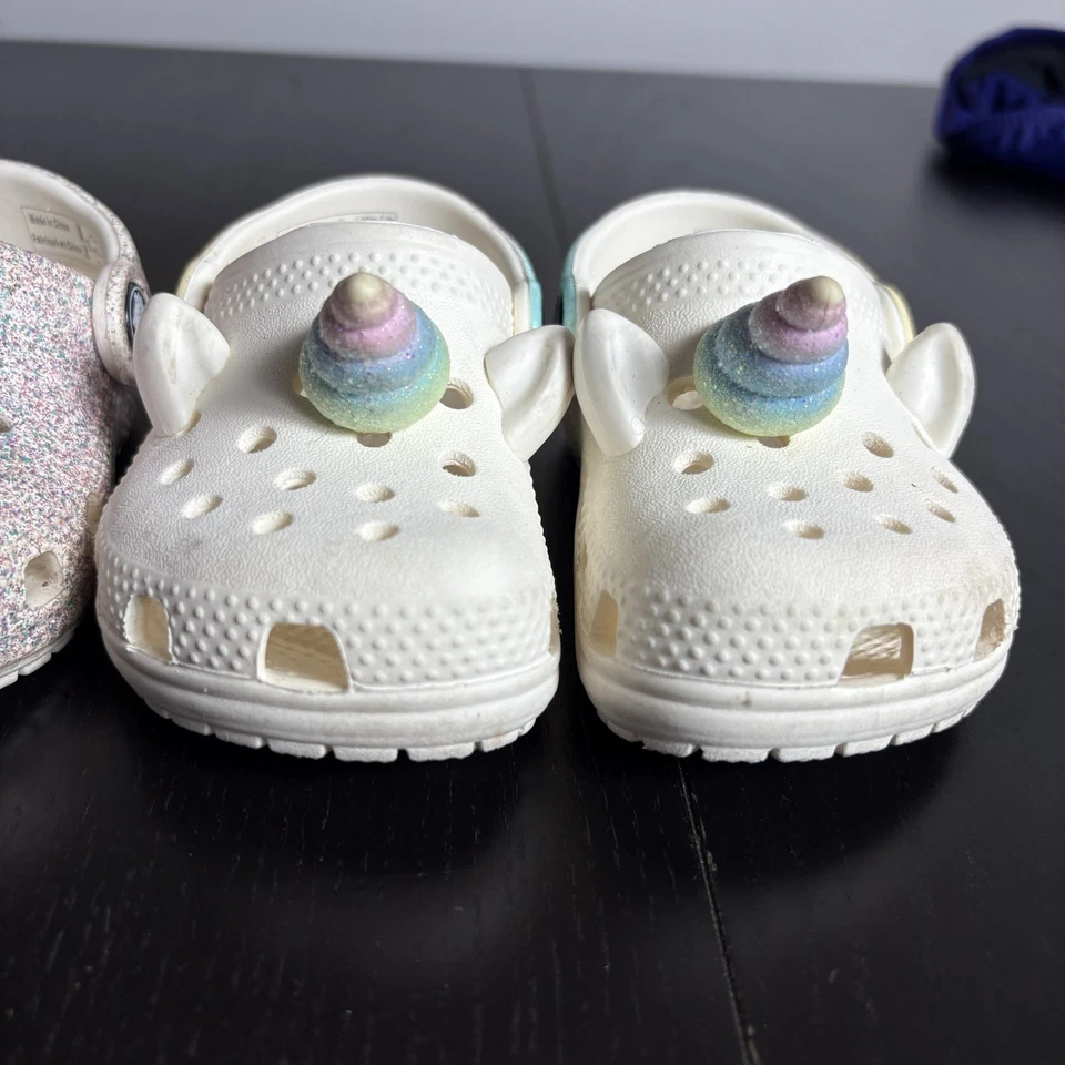 Tamancos clássicos CROCS criança menina tamanho 5 lote de 2, glitter/brilho e unicórnio - Imagem 3 de 4