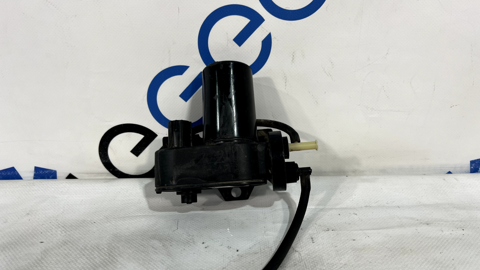 ASTON MARTIN V8 VANTAGE 2011 Engine Vacuum Air Pump OEM 8TG 003 953-21