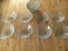 große zeitlose Glasschale  Weißglas  Pressg...