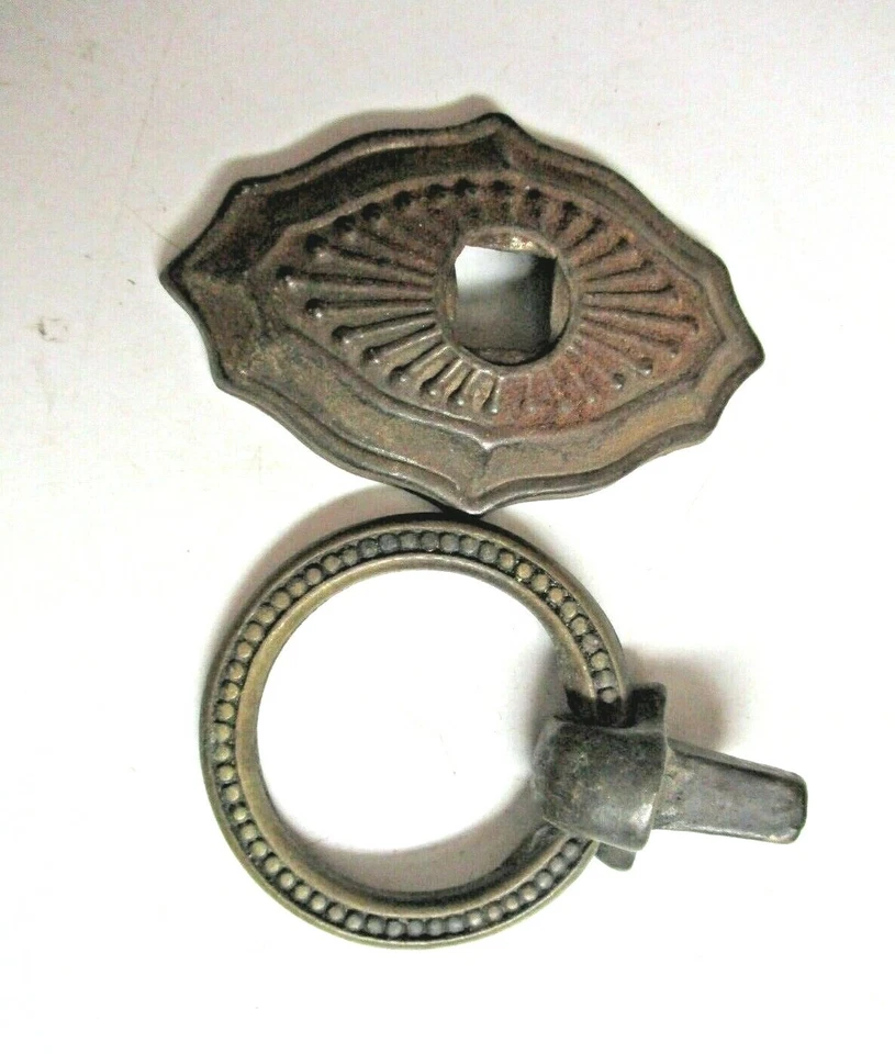 Anel pequeno 1900s envelhecido folheado a latão escuro alça de puxar e placa traseira 1 antigo - Imagem 4 de 4